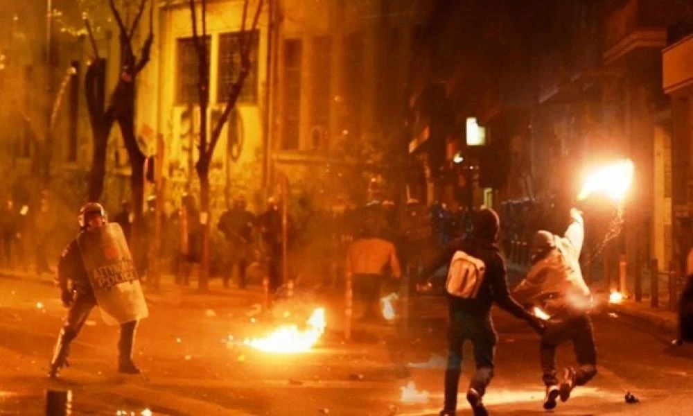 Μολότοφ και δακρυγόνα στα Εξάρχεια με φόντο την ανακατάληψη στη Δερβενίων